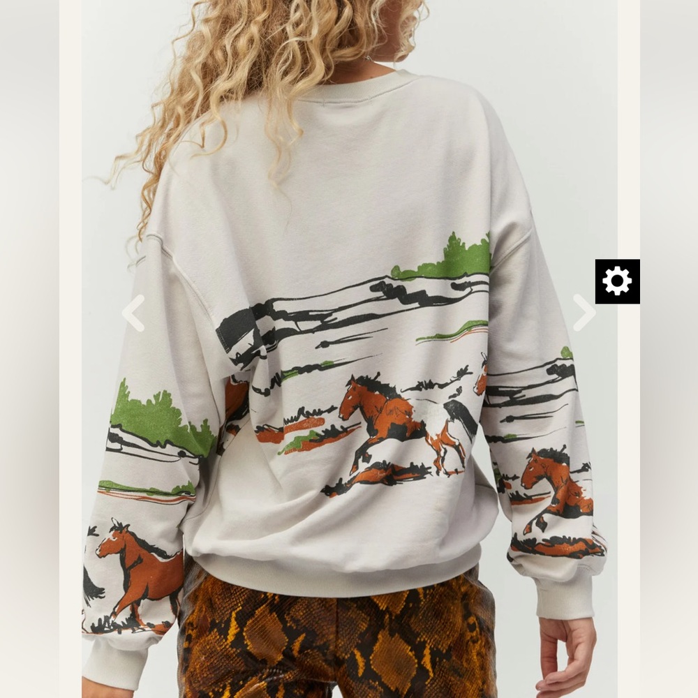 Daydreamer running horses graphic crewneck sweatshirt crew NWT - Picture 3 of 3